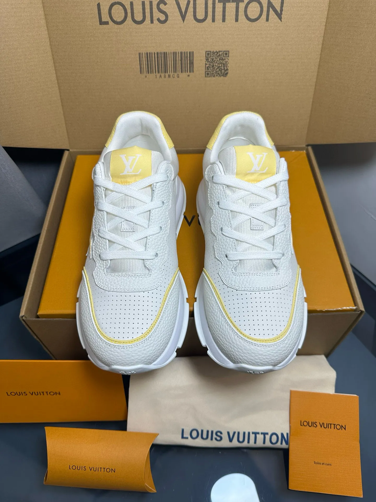 Factory price: 700💰🌈LV | Louis Vuitton 2025𝐬𝐬 🧡💚2025 spring and summer new style top version‼ ️The original version is the same. The counter focuses on the latest casual shoes and new hard goods🆕 ❥Purchasing agent level! Full of high-end feel! A popular model among bloggers at home and abroad, it’s retro and fashionable, and looks stunning on your feet! Wear a lot of happiness! The official website's main recommendation★ ━━━━━ ЅᏇєєt ━━━━━ ▪️Upper: Original custom-made imported calfskin fabric ▪️Inner: breathable gauze imported from Italy ▪️Outsole: rubber foam ➕t men's men's shoes 💰u high-end outsole ▪️Color: nine colors available ▪️Shoe size: 35-44, (45, 46 customized)